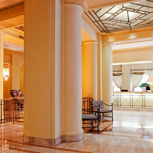 B4 Grand Hotel Lyon ليون