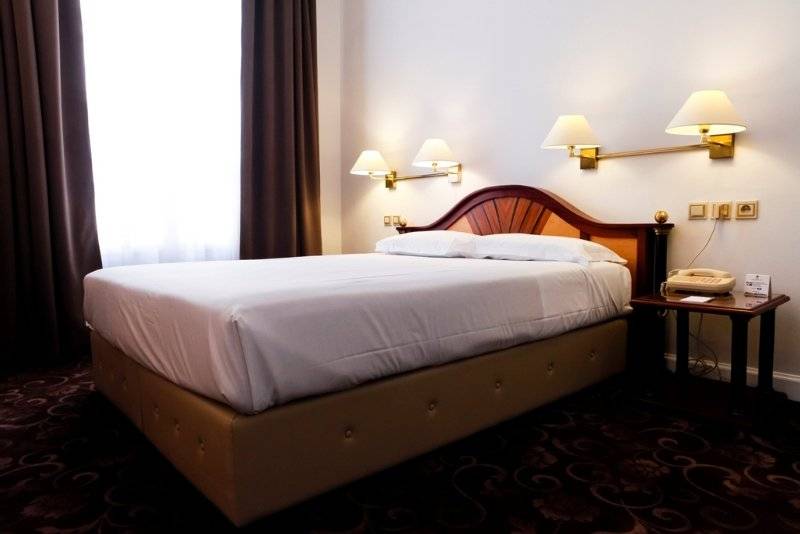 B4 Grand Hotel Lyon ليون
