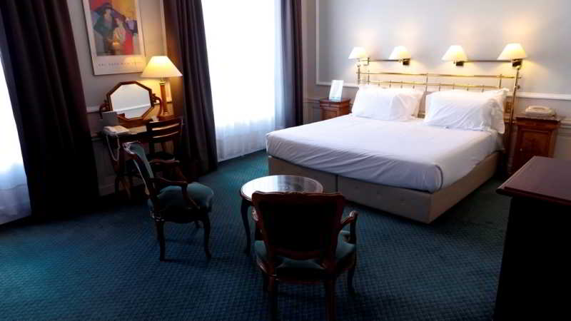 B4 Grand Hotel Lyon ليون