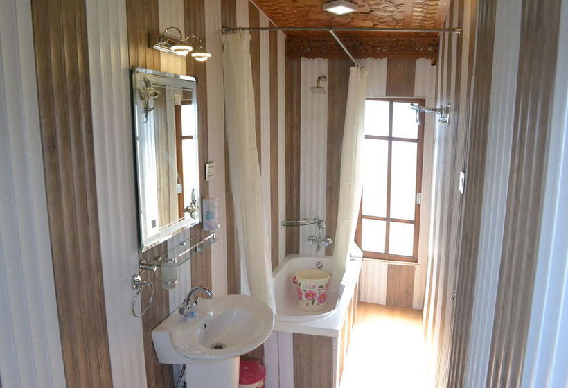 Hotel Peacock Houseboats Srinagar